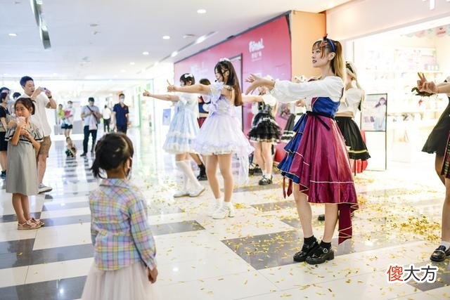 【就爱时尚】特色服装搭配跳快闪舞 展现小众服饰文化