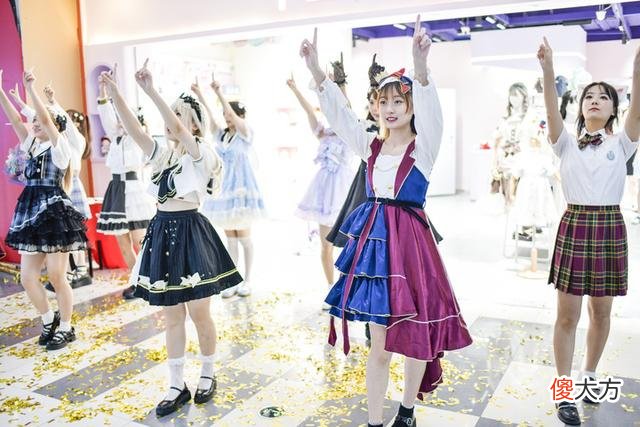【就爱时尚】特色服装搭配跳快闪舞 展现小众服饰文化