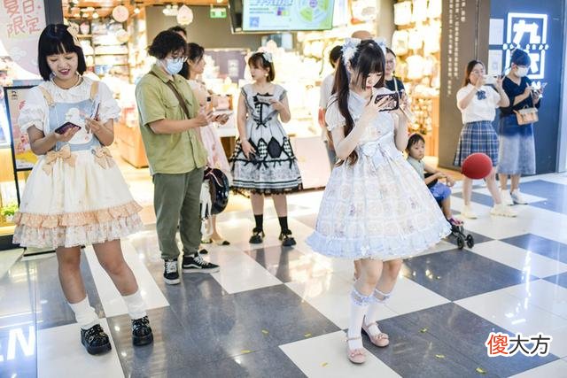 【就爱时尚】特色服装搭配跳快闪舞 展现小众服饰文化