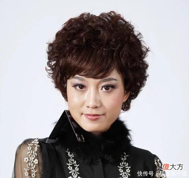 【时尚一点】女人上了年纪，尽量别烫这3种卷发，换成另外3种，时髦减龄显气质