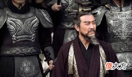 【爱历史】曹操一生最狼狈的事件是赤壁之战,马超将曹操打的落花流水