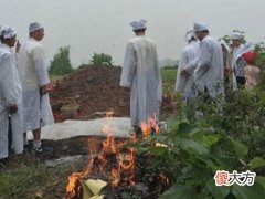 梦见经过坟头