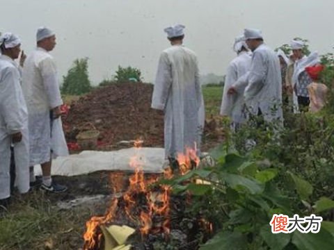 梦见经过坟头