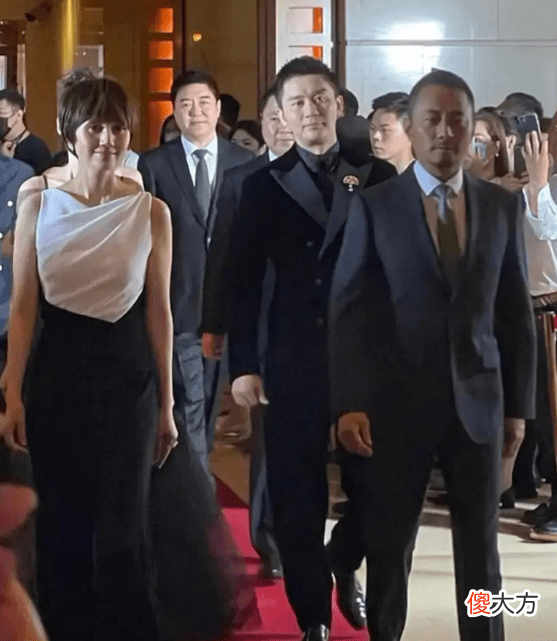 【就爱时尚】袁泉穿黑色套装+高级大气风，星空裙漂亮大方风