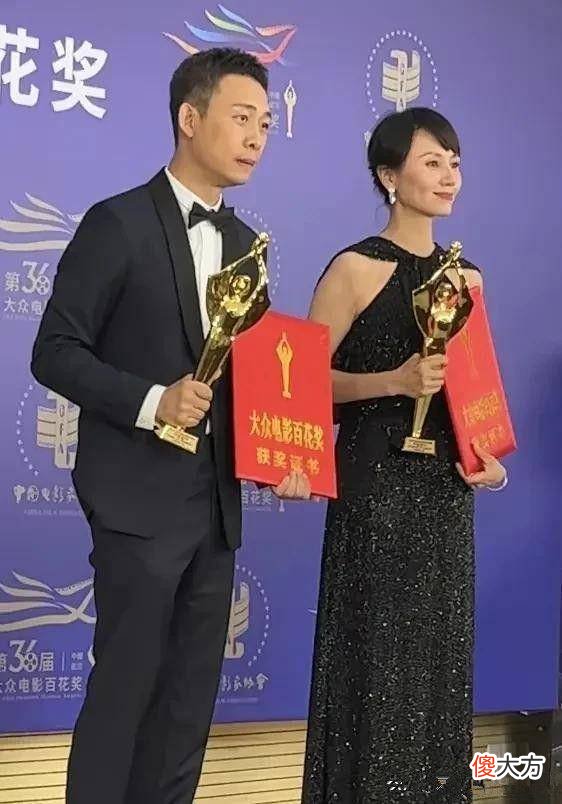 【就爱时尚】袁泉穿黑色套装+高级大气风，星空裙漂亮大方风