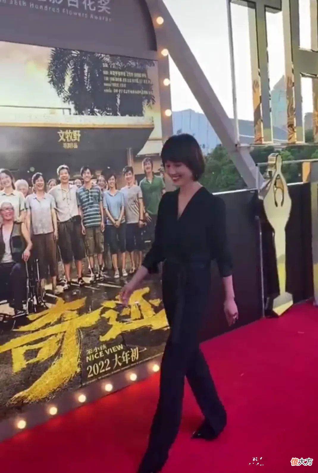 【就爱时尚】袁泉穿黑色套装+高级大气风，星空裙漂亮大方风