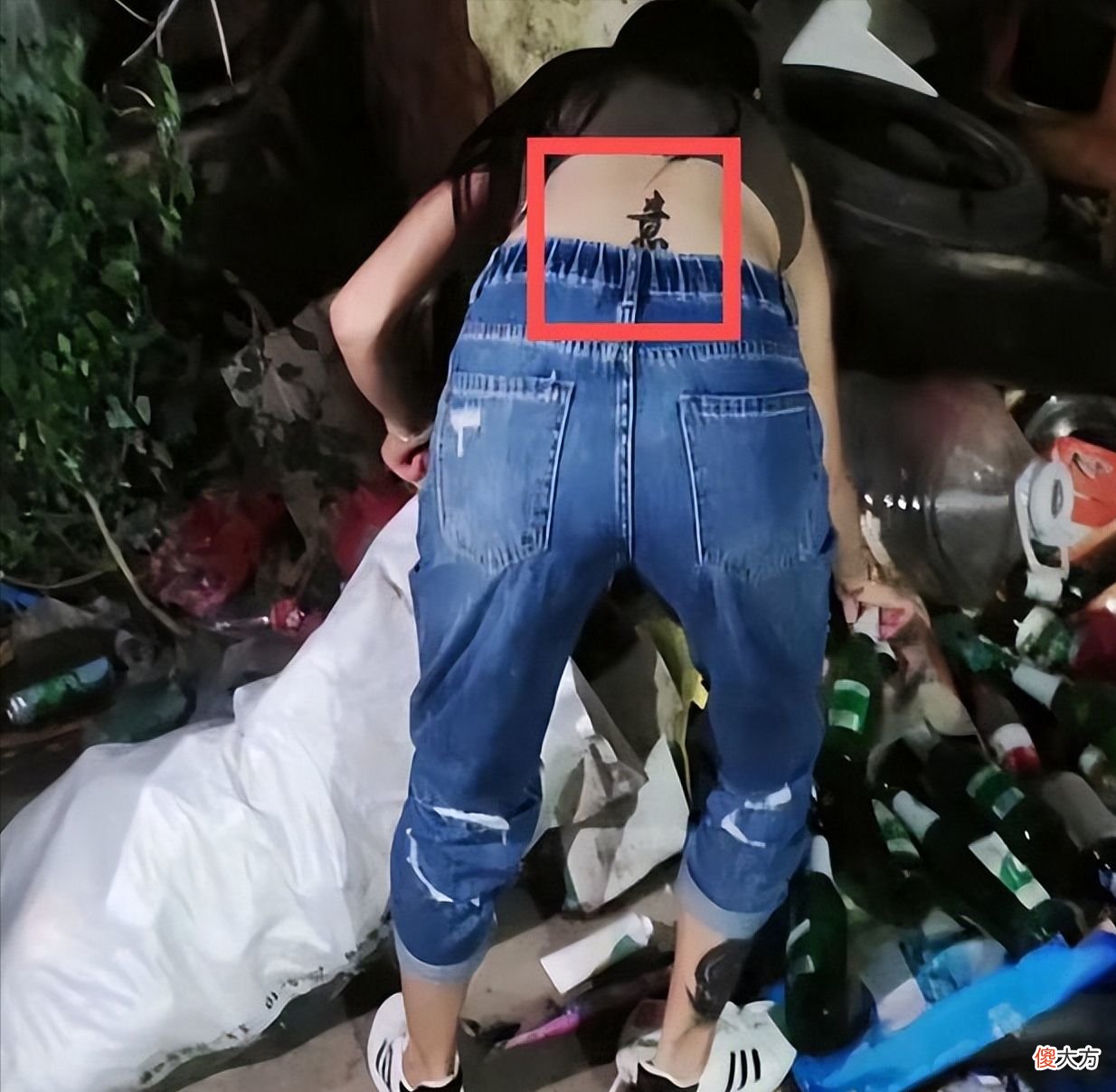 【时尚一点】美女夜间捡酒瓶，弯腰工作露出清晰纹身，具体含义让人不解