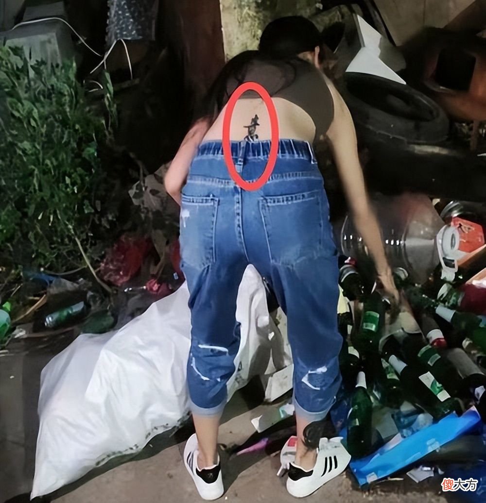 【时尚一点】美女夜间捡酒瓶，弯腰工作露出清晰纹身，具体含义让人不解