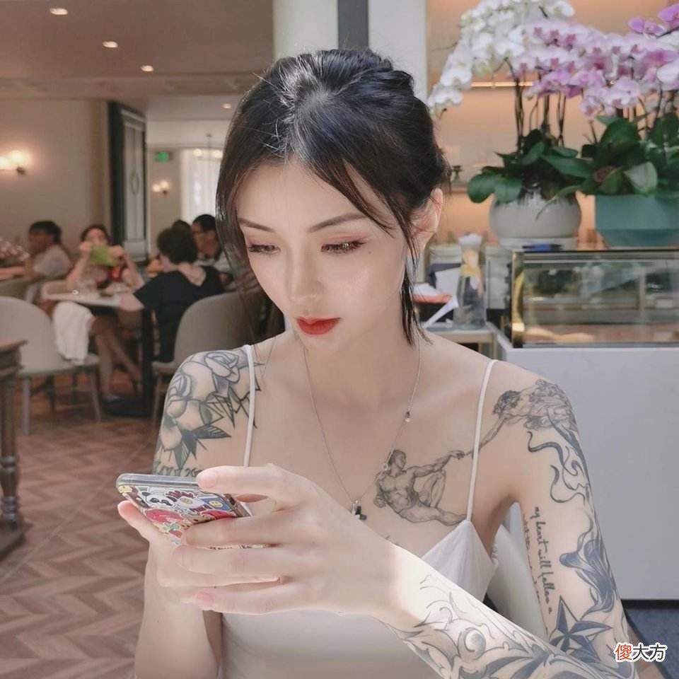 【时尚一点】美女夜间捡酒瓶，弯腰工作露出清晰纹身，具体含义让人不解