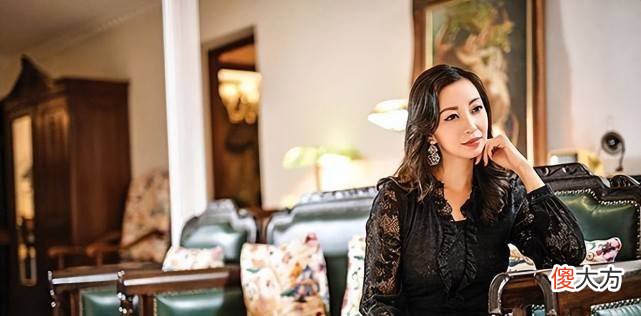 【时尚一点】谷爱凌跟林徽因曾孙女合影，穿深v印花衬衫裙更吸睛