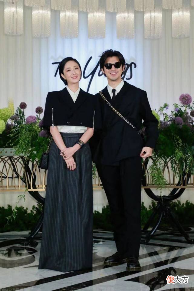【时尚一点】杨祐宁婚礼比红毯隆重，林心如穿露腿黑裙高调亮相，贾静雯抢镜