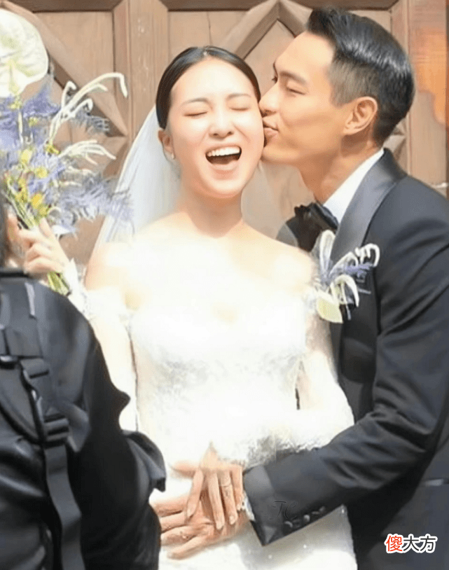 【时尚一点】杨祐宁婚礼比红毯隆重，林心如穿露腿黑裙高调亮相，贾静雯抢镜