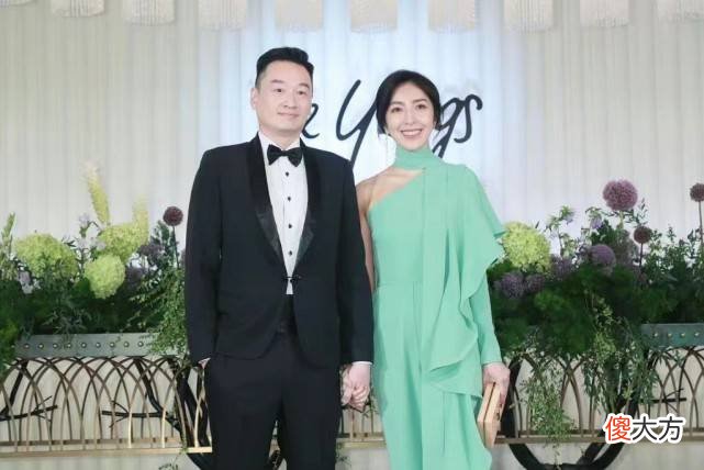 【时尚一点】杨祐宁婚礼比红毯隆重，林心如穿露腿黑裙高调亮相，贾静雯抢镜
