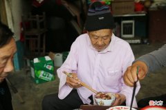 【爱历史】陕西大巴山里的百岁抗战老兵：百岁戒烟，大块吃肉，身体健康