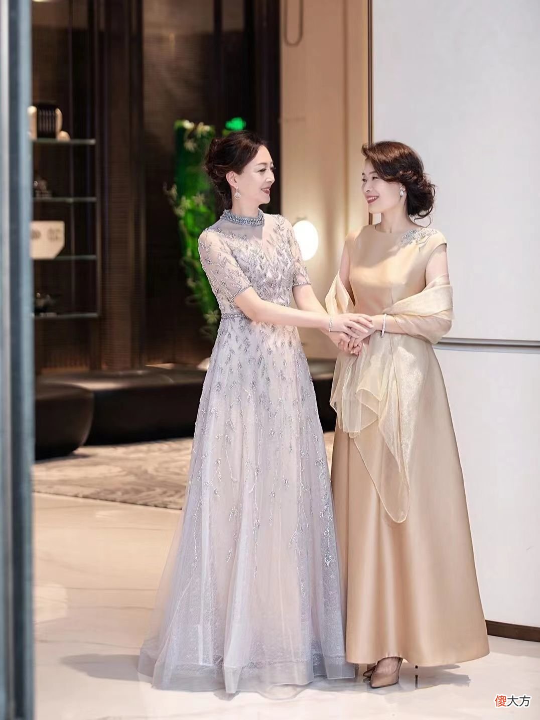 【就爱时尚】适合妈妈辈们的穿搭思路：衣要简、色要浅，时尚洋气，还显气质