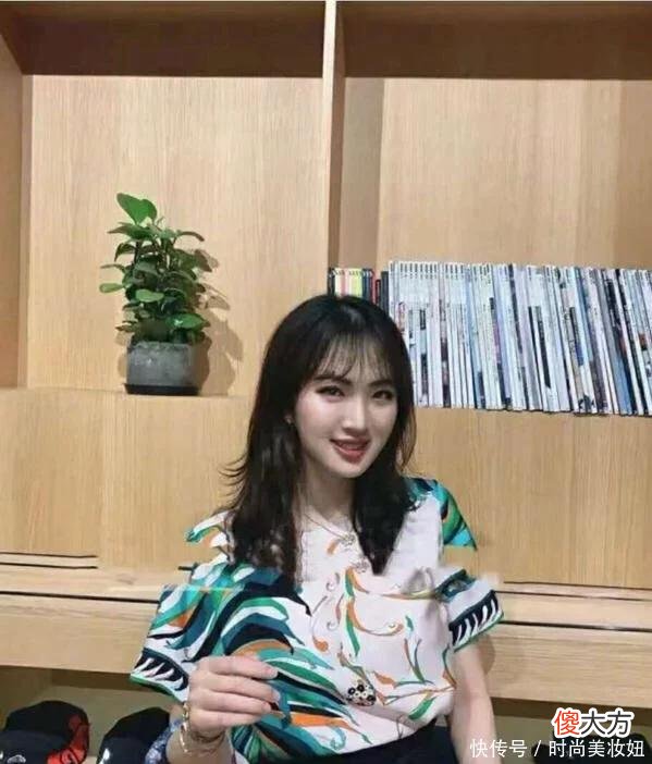 【时尚一点】姚安娜不愧是华为最美千金，穿黑色吊带连衣裙配皇冠，美成小公主
