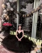 【时尚一点】姚安娜不愧是华为最美千金，穿黑色吊带连衣裙配皇冠，美成小公主