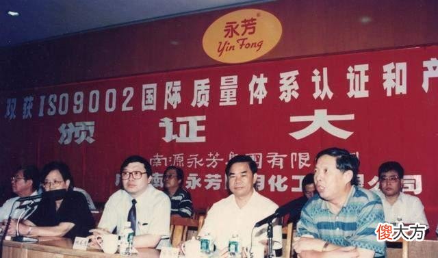 【时尚一点】建议每天化妆的女生：尽量少用粉底液，否则别怪肤质会变差了