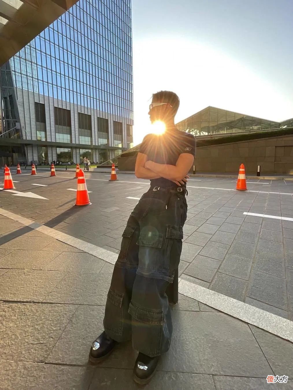 【就爱时尚】顶男必备，Balenciaga、Y/Project 的“工装牛仔裤”正在街头乱杀