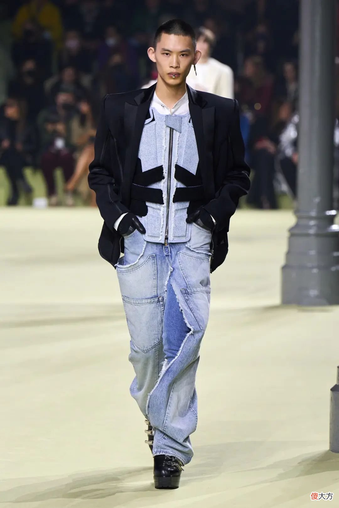 【就爱时尚】顶男必备，Balenciaga、Y/Project 的“工装牛仔裤”正在街头乱杀
