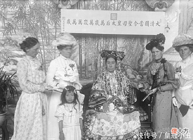【历史故事】慈禧太后真实老照片图4端庄典雅，最后一张由洋人挽着手