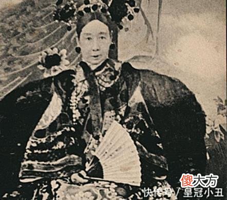 【历史故事】慈禧太后真实老照片图4端庄典雅，最后一张由洋人挽着手