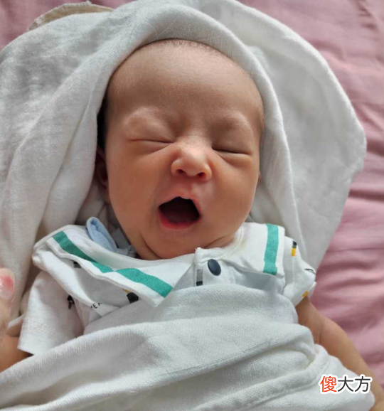 这习惯趁早改，容易让宝宝闹觉，别不当回事