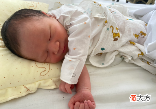 这习惯趁早改，容易让宝宝闹觉，别不当回事