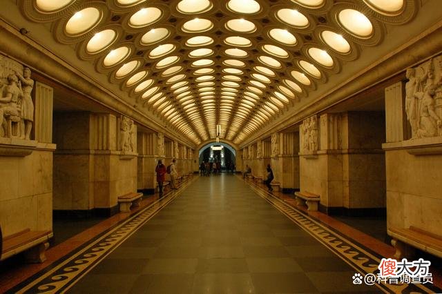 神秘的莫斯科地铁2号线，上百名乘客突然消失，两者间有啥联系？