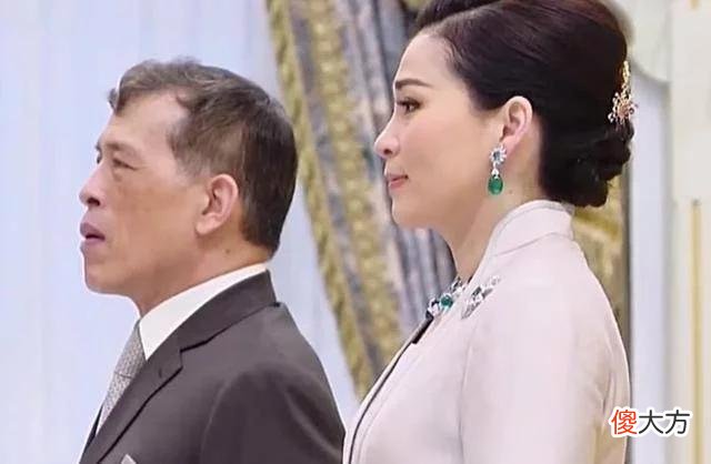 【时尚一点】苏提达7月首秀翻车，礼服和祖母绿珠宝混搭，纯粹为了炫耀珠宝