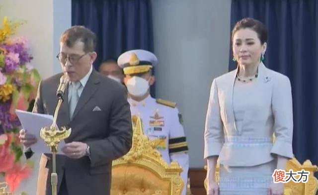 【时尚一点】苏提达7月首秀翻车，礼服和祖母绿珠宝混搭，纯粹为了炫耀珠宝