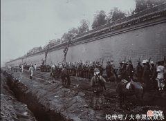 【爱历史】八国联军侵华照片，民族屈辱历历在目，图10清朝给外国人送锦旗