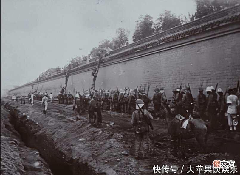 【爱历史】八国联军侵华照片，民族屈辱历历在目，图10清朝给外国人送锦旗