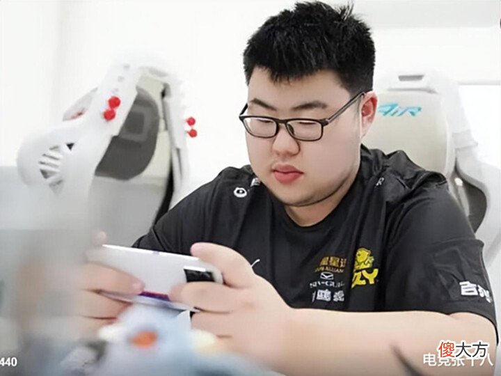 【游戏世界】小胖首次回应回归首战失利,一脸淡然:当时没什么感觉