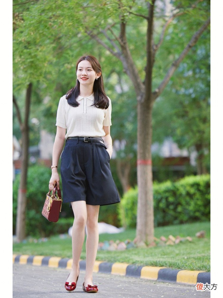 【时尚一点】这才是普通女生该有的打扮，穿衣简约大气就够，让你更优雅高级