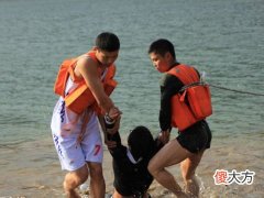 梦见两个男孩在水里走