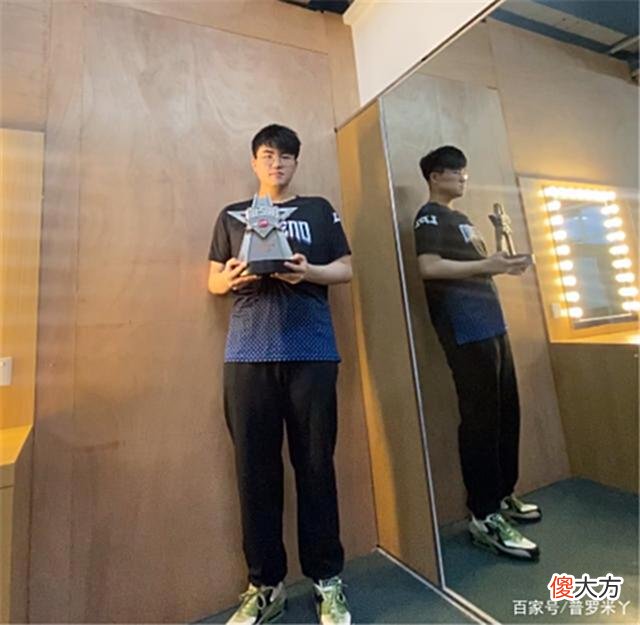 【游戏迷】IG老选手自称很佩服微笑，但不喜欢前队友姿态：他曾临阵脱逃