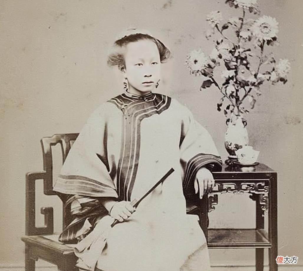 【历史故事】晚清老照片：富家少妇衣着锦绣唇红齿白，街头老汉瘦骨如柴！