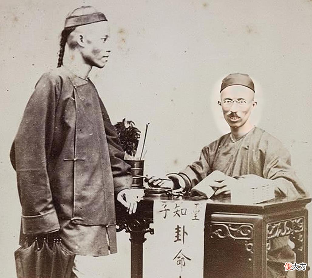【历史故事】晚清老照片：富家少妇衣着锦绣唇红齿白，街头老汉瘦骨如柴！
