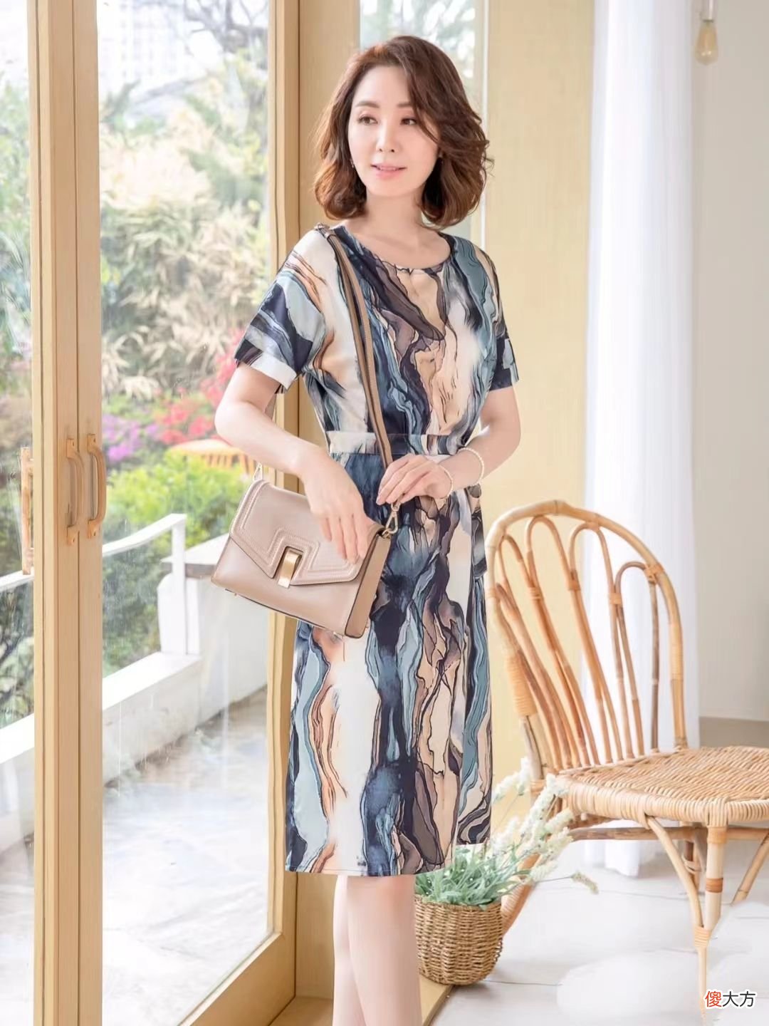 【时尚一点】这位中年妈妈真会穿！“印花裙＋细带凉鞋”，出门这样穿太美了
