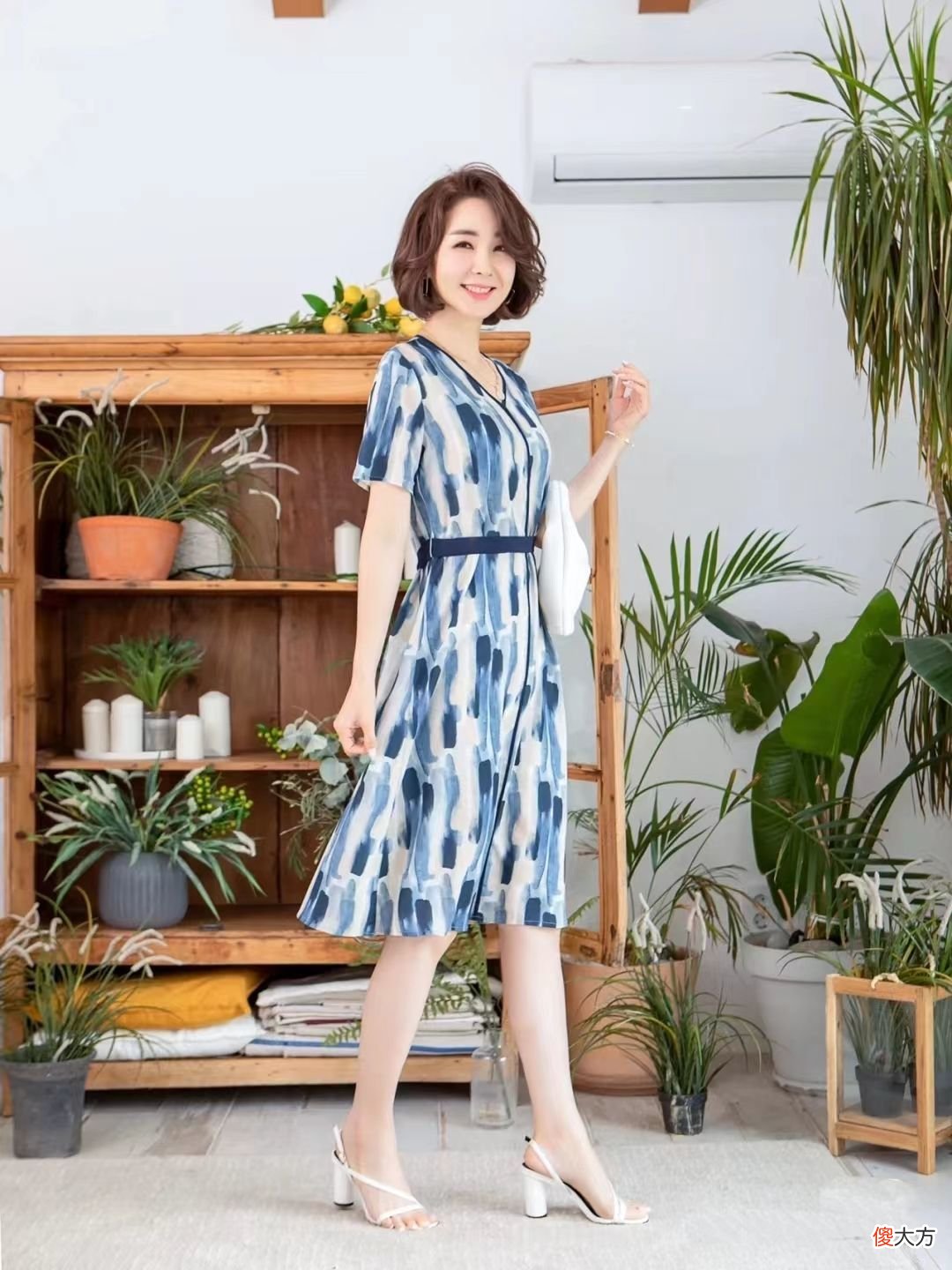 【时尚一点】这位中年妈妈真会穿！“印花裙＋细带凉鞋”，出门这样穿太美了
