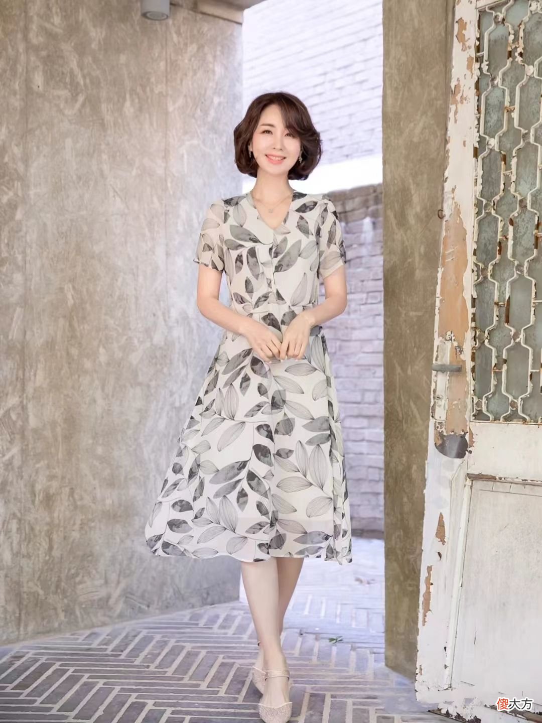 【时尚一点】这位中年妈妈真会穿！“印花裙＋细带凉鞋”，出门这样穿太美了