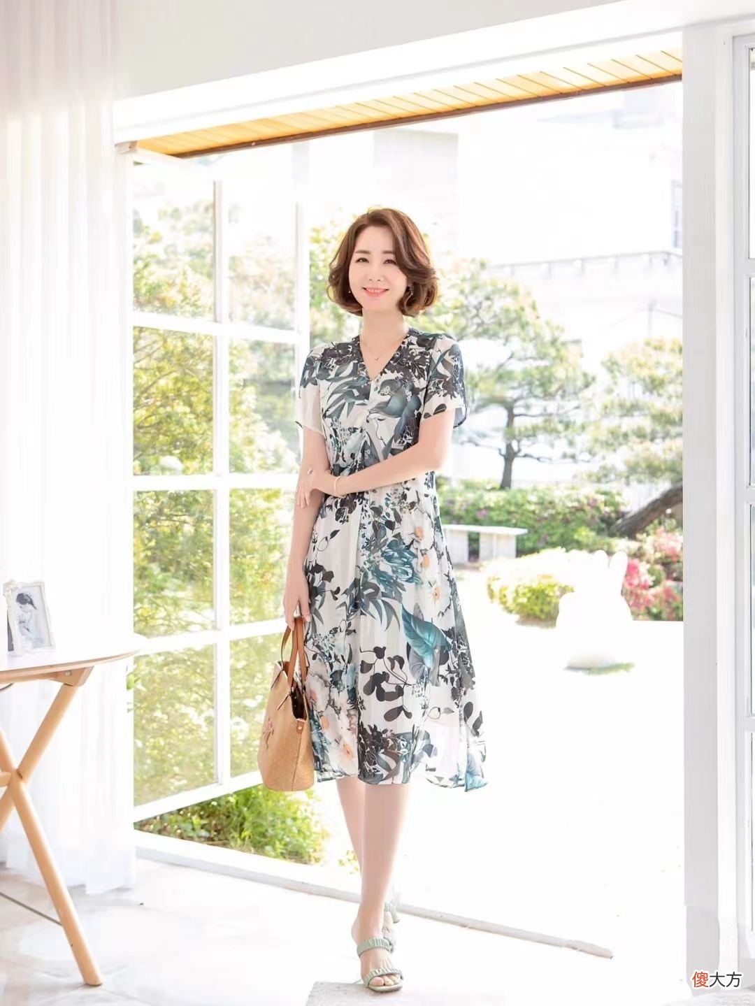 【时尚一点】这位中年妈妈真会穿！“印花裙＋细带凉鞋”，出门这样穿太美了