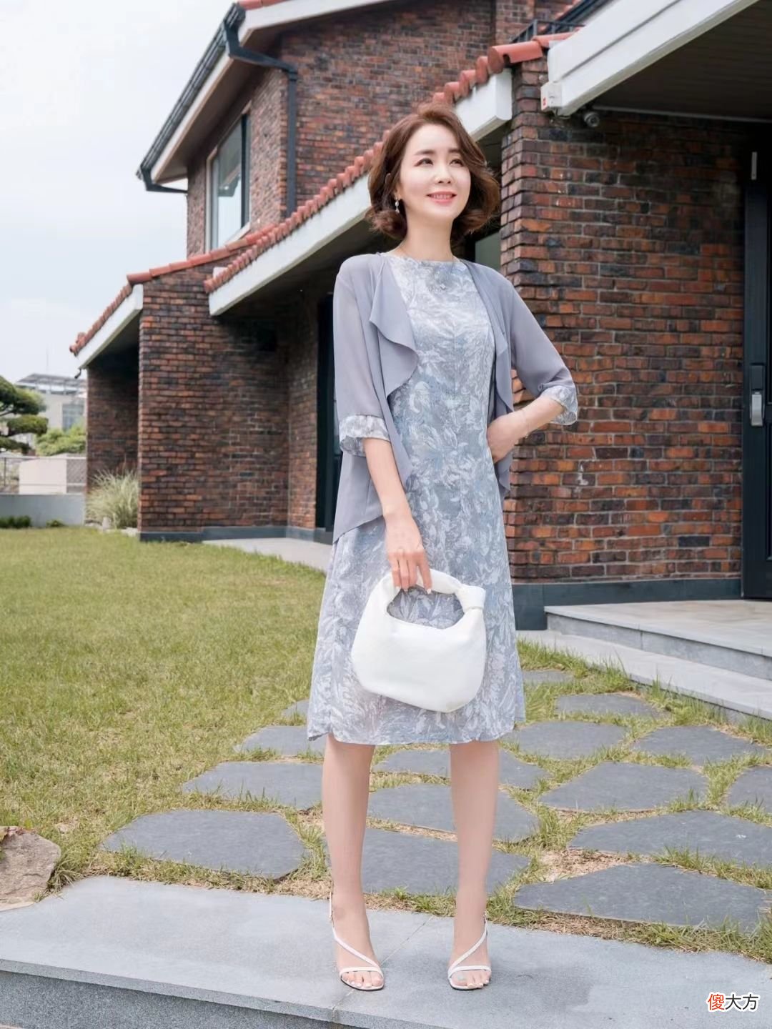 【时尚一点】这位中年妈妈真会穿！“印花裙＋细带凉鞋”，出门这样穿太美了