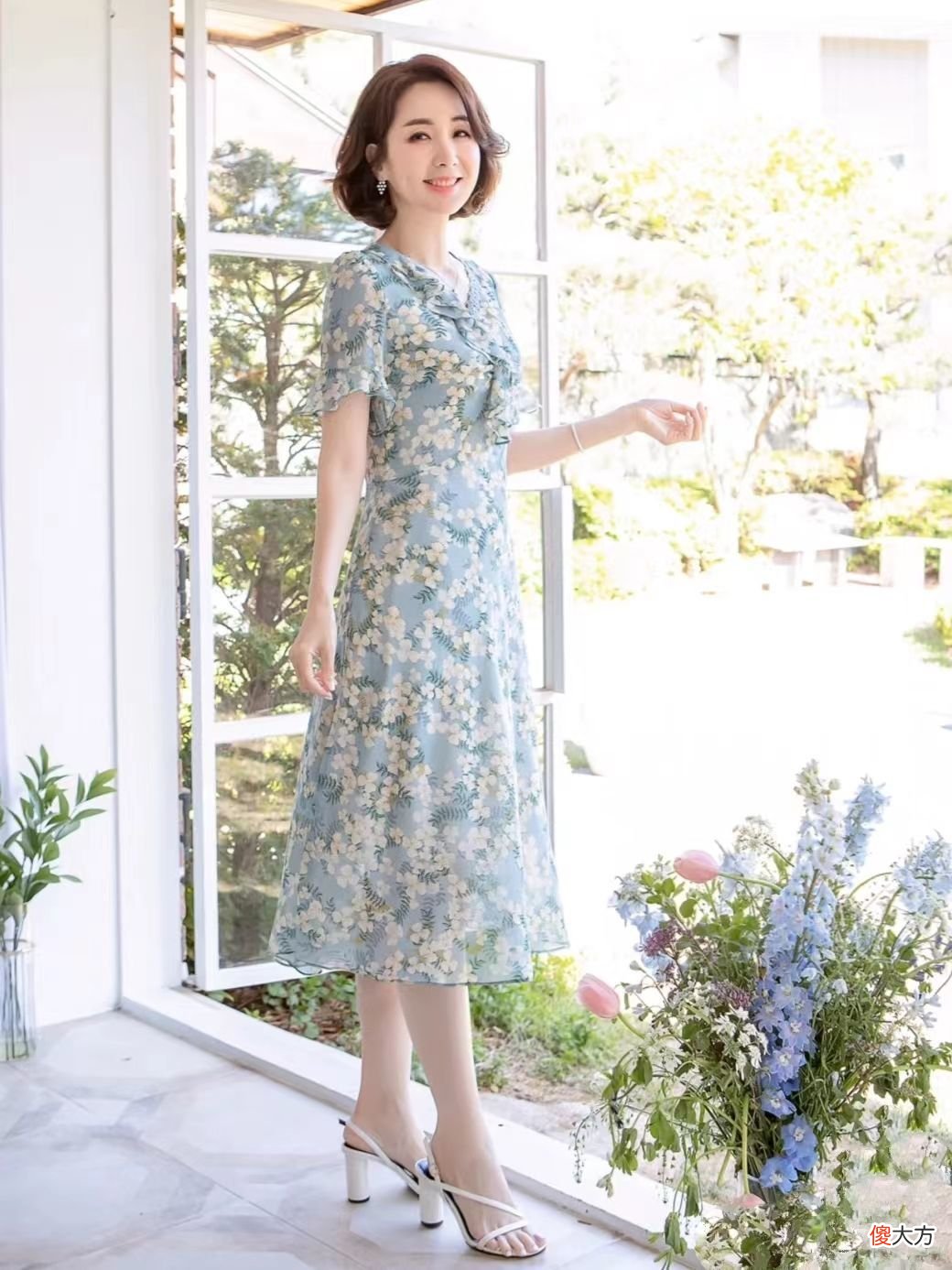 【时尚一点】这位中年妈妈真会穿！“印花裙＋细带凉鞋”，出门这样穿太美了