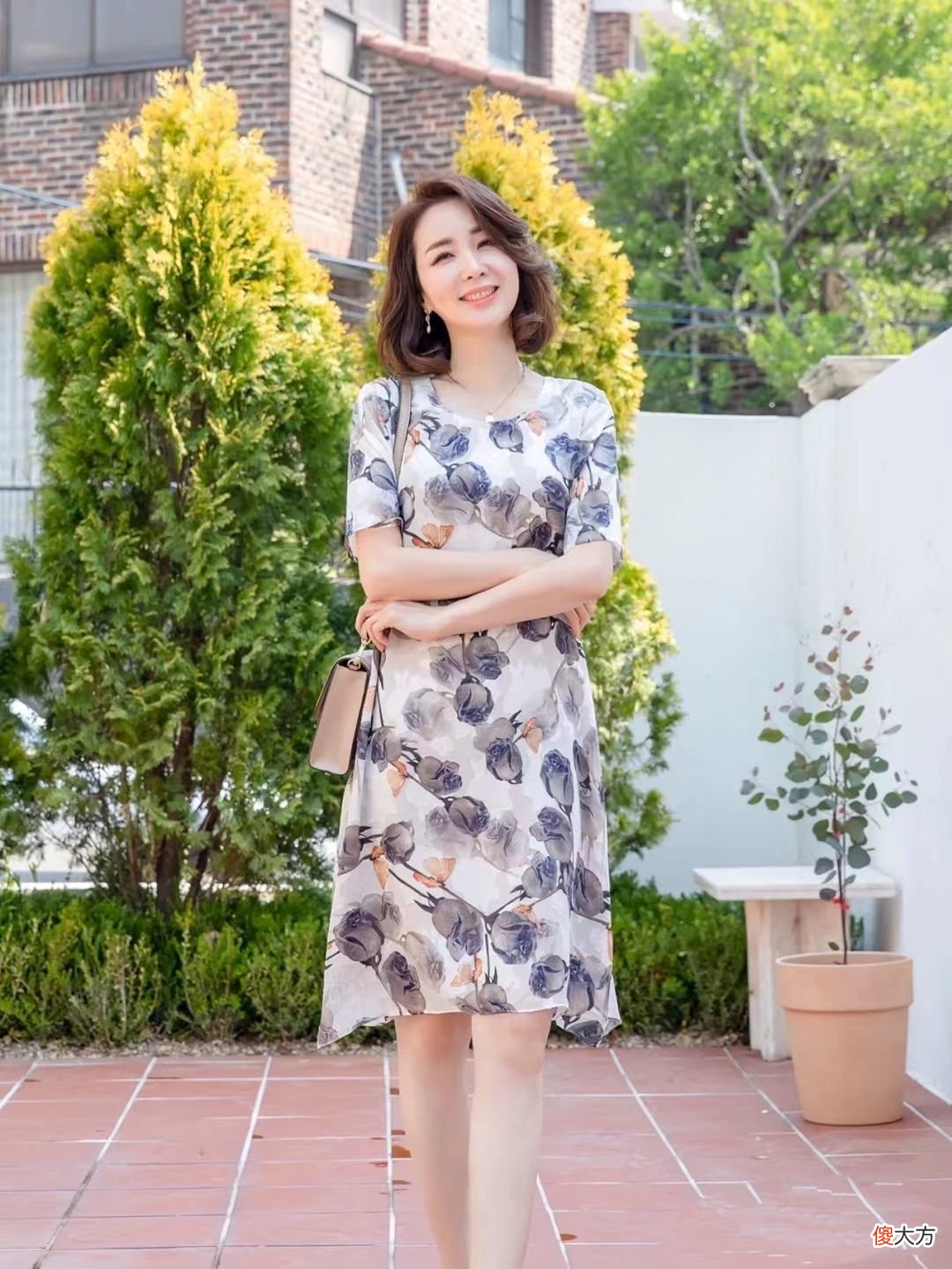 【时尚一点】这位中年妈妈真会穿！“印花裙＋细带凉鞋”，出门这样穿太美了