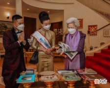 【时尚一点】被柬埔寨太后惊艳了！穿套装配丝巾优雅高贵，满头白发气质也高级