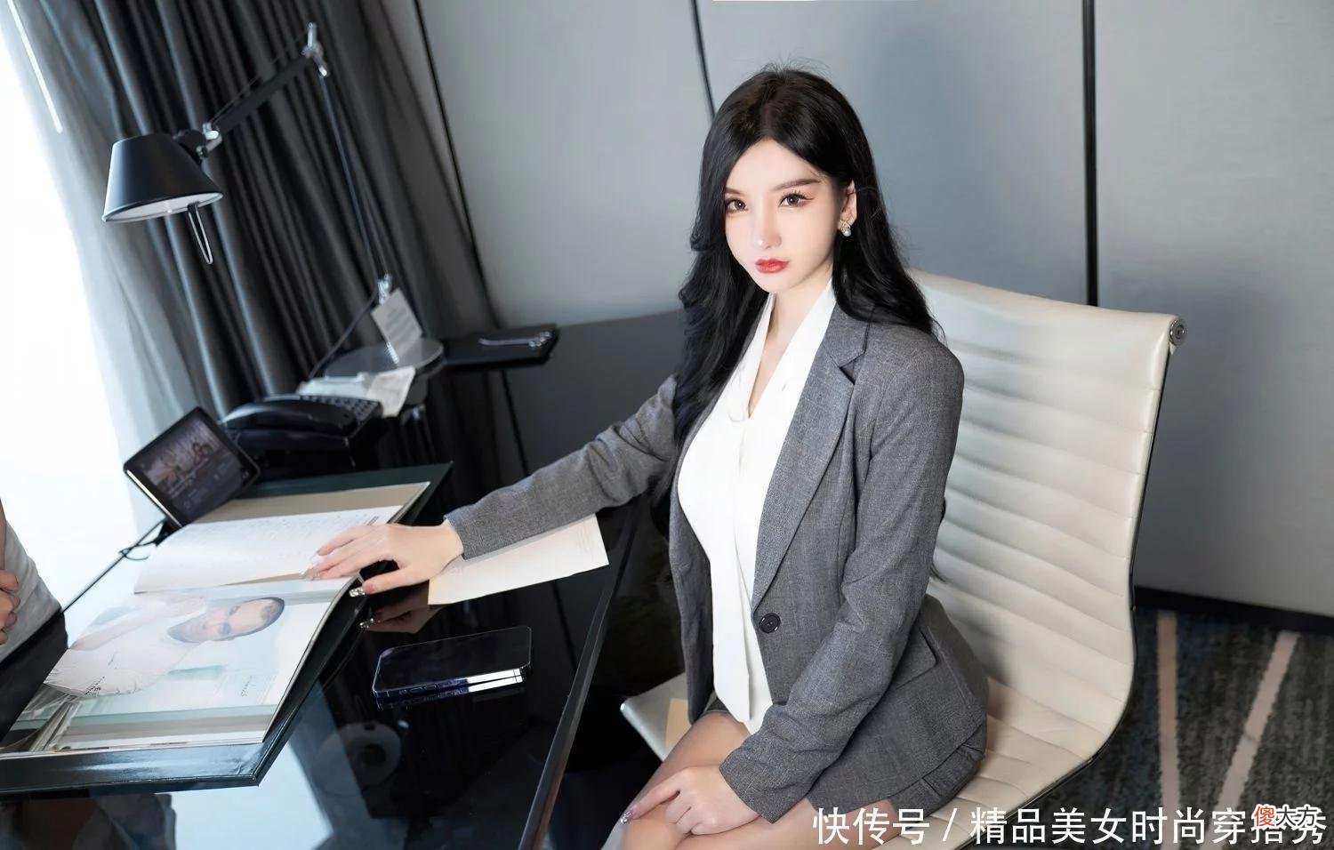 【就爱时尚】性感灰色上衣搭配短裙，性感白T，冷艳气质让人心神俱醉