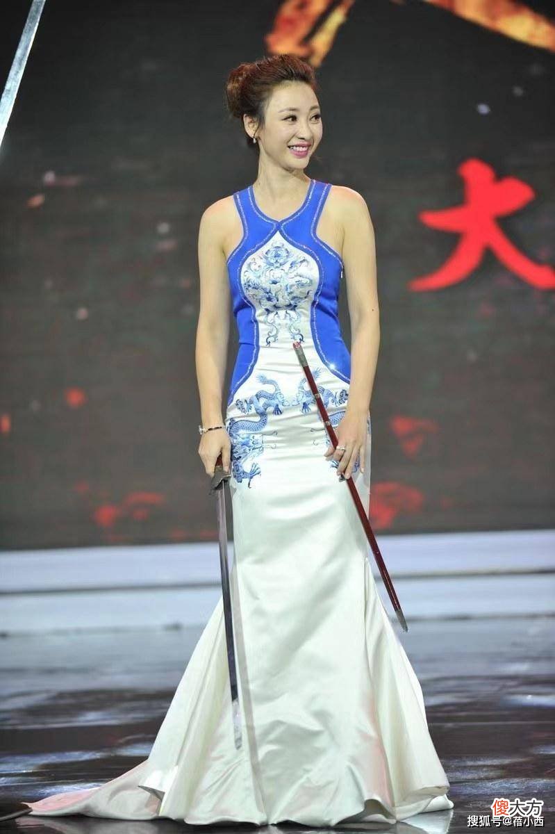【时尚一点】柳岩的不同风格搭配连衣裙的个性造型，看上去就挺酷飒的