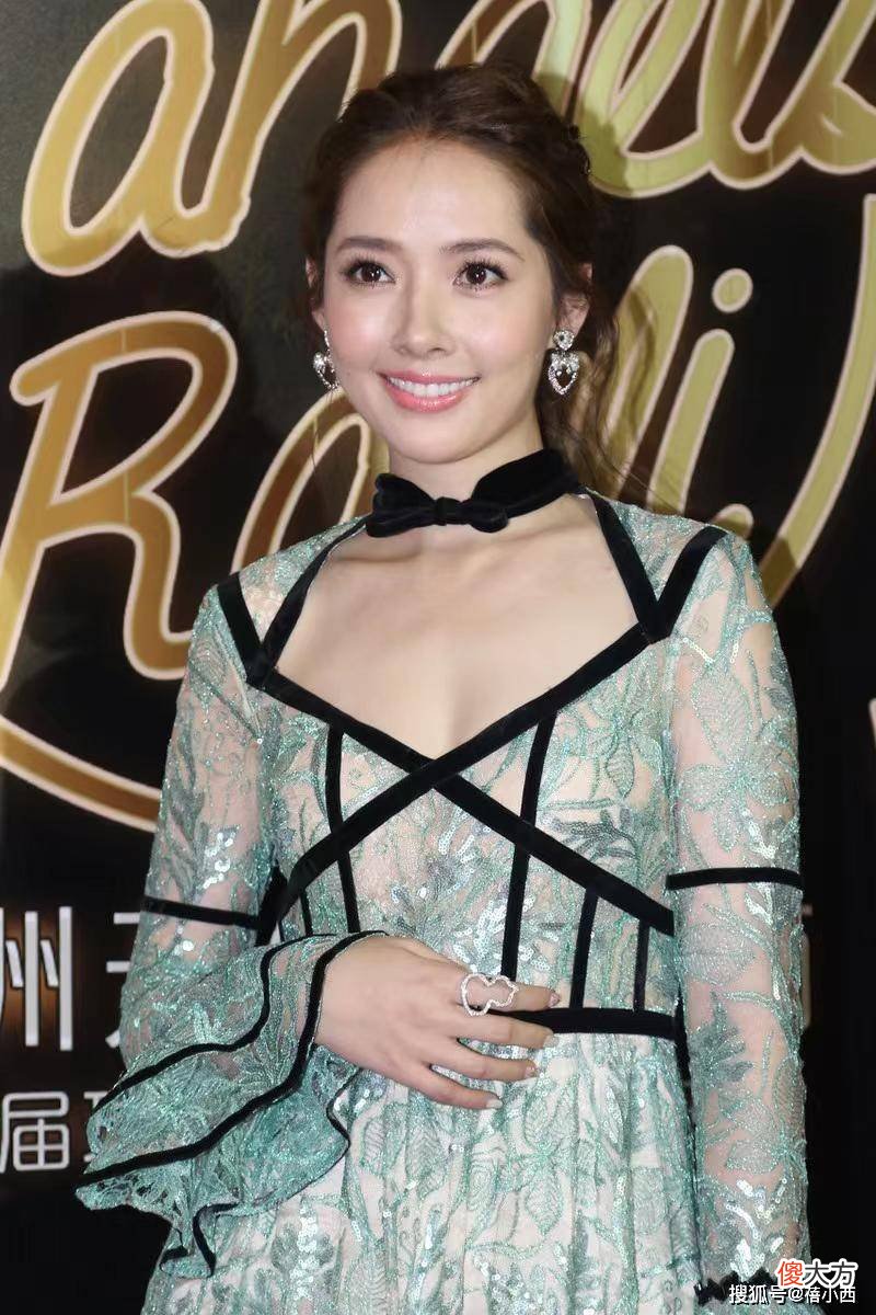 【就爱时尚】郭碧婷半透视连衣裙性感迷人，打破沉闷